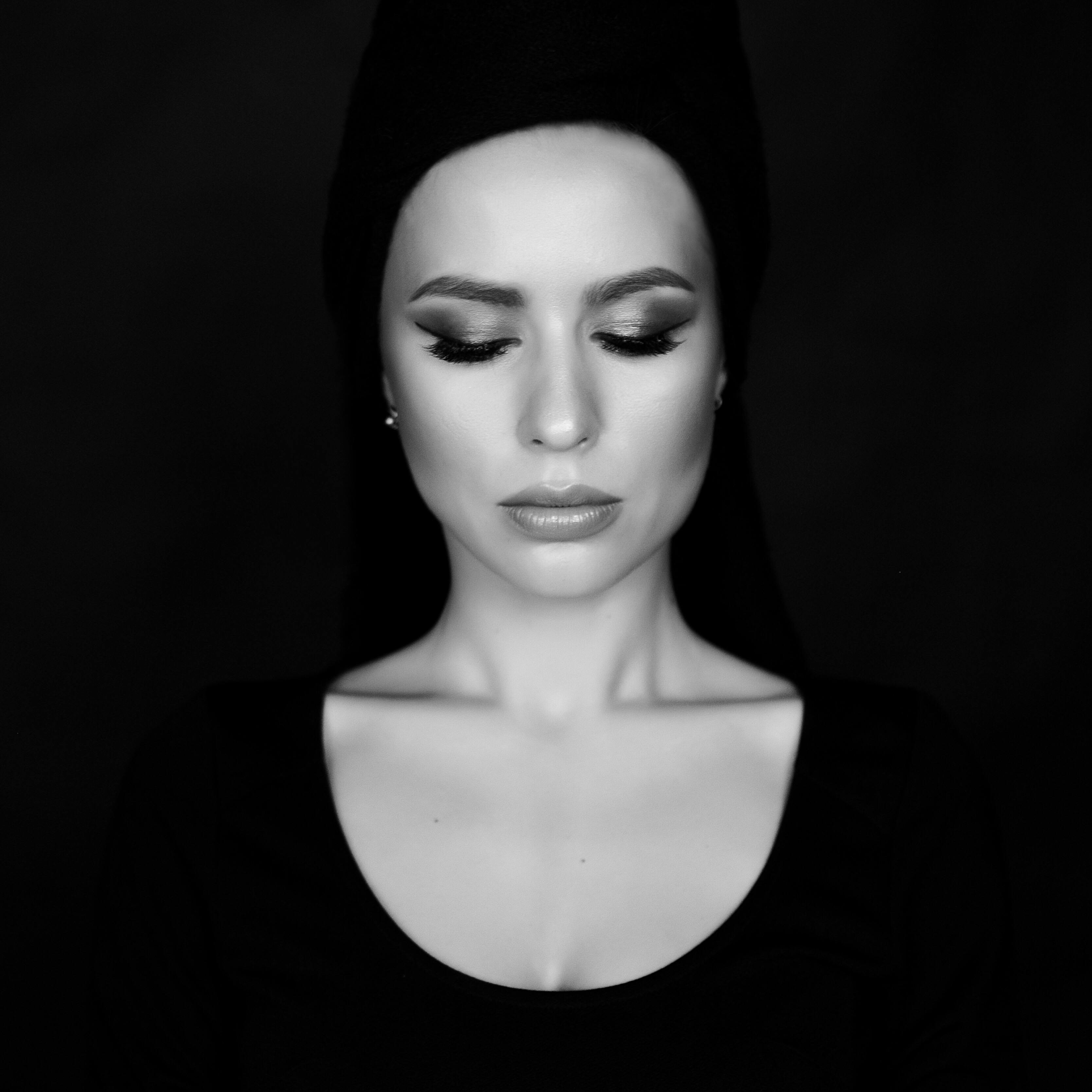 传媒内容制作团队与现场拍摄画面